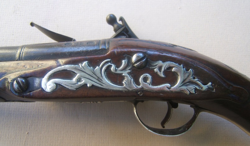 A VERY FINE & EARLY 18th CENTURY SILVER MOUNTED EARLY GEORGIAN COLONIAL PERIOD ENGLISH FLINTLOCK OFFICER’S/HOLSTER PISTOL, BY RICHARD WELFORD, ca. 1715 view 4