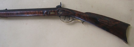 A VERY GOOD PERCUSSION CONVERSION PENNSYLVANIA/KENTUCKY RIFLE, ca. 1800/40 view 2