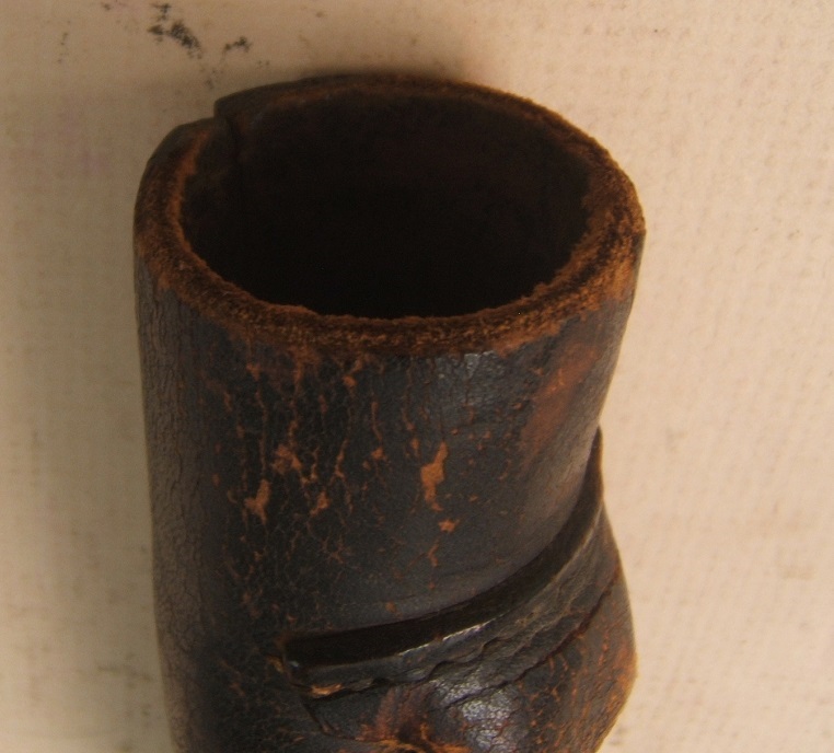  A VERY GOOD AMERICAN REVOLUTIONARY WAR PERIOD SMALL-SIZE LEATHER DOCUMENT HOLDER/CANISTER, ca. 1770 view 4