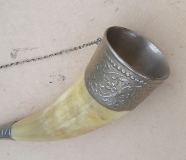  A VERY GOOD MID 20TH CENTURY EUROPEAN (RUSSIAN?) DRINKING HORN, ca. 1950 view 2