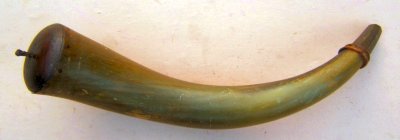 A VERY GOOD AMERICAN REVOLUTIONARY WAR PERIOD LARGE SIZE MUSKET POWDER HORN, ca. 1770s view 1