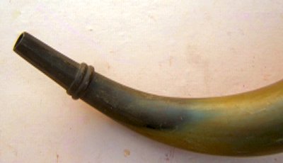 A VERY GOOD AMERICAN REVOLUTIONARY WAR PERIOD LARGE SIZE MUSKET POWDER HORN, ca. 1770s view 1