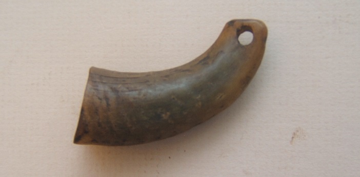 A VERY GOOD+ & SCARCE AMERICAN REVOLUTIONARY WAR PERIOD COW HORN POWDER-MEASURE, ca. 1770 view 1