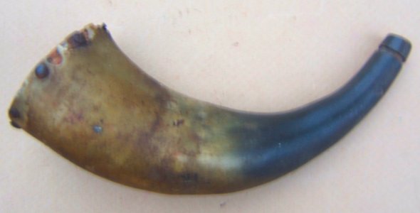  A VERY GOOD EARLY/MID 19th CENTURY AMERICAN RIFLE-TYPE POWDER HORN, ca. 1830-1850 view 1
