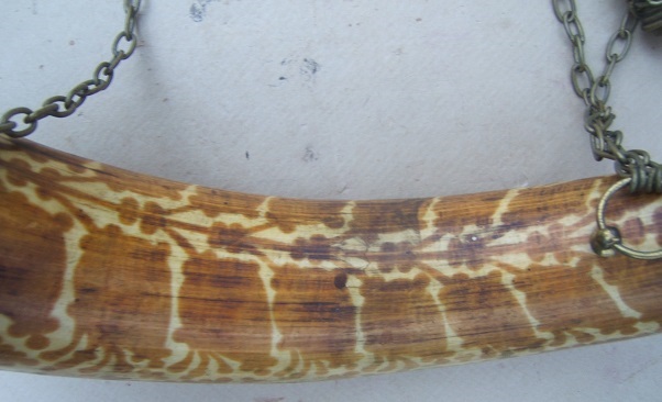  A LARGE LATE 19TH CENTURY STAIN-DECORATED EUROPEAN? COW HORN POWDER HORN, ca. 1890 view 2