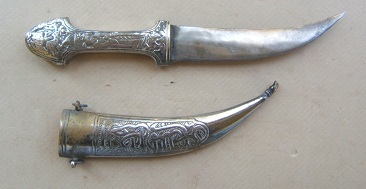 A 20th CENTURY NICKEL-SILVER MOUNTED ARABIAN TOURIST TYPE JAMBIYA WITH EMBOSSED AND CHASED SCABBARD, ca. 1970 view 2