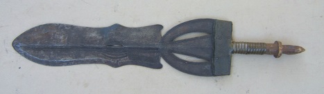 A VERY GOOD LATE 19th CENTURY AFRICAN CONGO KNIFE, ca. 1880 view 1