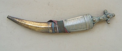 A VERY FINE QUALITY MID 20th CENTURY LARGE-SIZE NICKEL-SILVER & BRASS MOUNTED ARABIAN JAMBIYA WITH EMBOSSED AND CHASED SCABBARD, ca. 1950 view 2