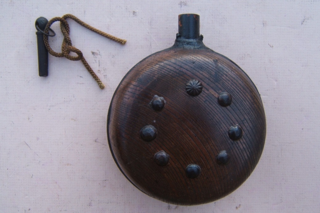 A RARE 18TH/EARLY 19TH CENTURY JAPANESE TEPPO TYPE CARVED WOODEN POWDER FLASK, ca. 1780-1800 view 2