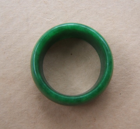 A VERY FINE 18th/19th CENTURY CHINESE GREEN JADE/JADITE ARCHER’S RING, ca. 1800 view1