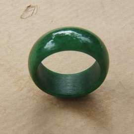A VERY FINE 18th/19th CENTURY CHINESE GREEN JADE/JADITE ARCHER’S RING, ca. 1800 view1