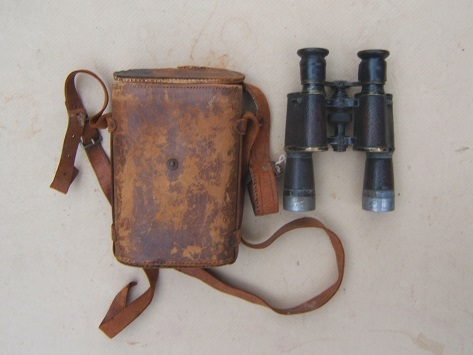 A VERY GOOD CASED PAIR OF FRENCH/PARISAN-MADE WORLD WAR I PERIOD JAPPANED BRASS & LEATHER COVERED OFFICER’S FIELD BIOCULARS & LEATHER CASE, ca. 1910 view1