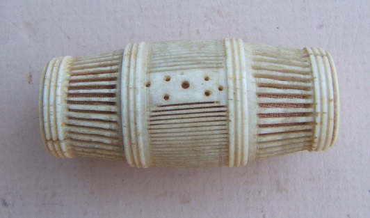 A VERY GOOD NAPOLEONIC WARS PERIOD (FRENCH/ENGLISH) P.O.W. CARVED BONE NEEDLE-HOLDER, ca. 1800 view1