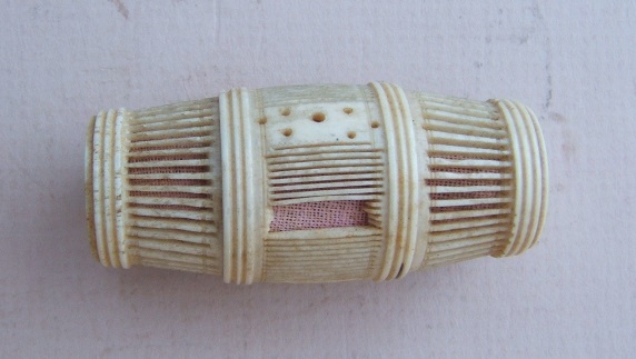 A VERY GOOD NAPOLEONIC WARS PERIOD (FRENCH/ENGLISH) P.O.W. CARVED BONE NEEDLE-HOLDER, ca. 1800 view2