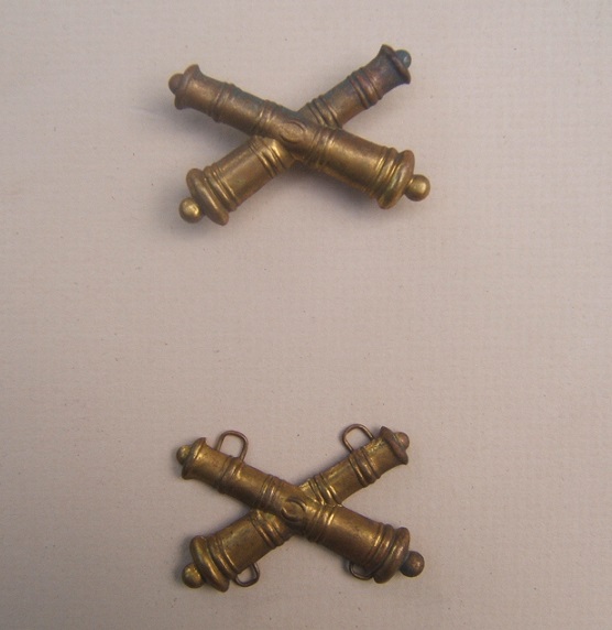 A VERY FINE PAIR OF AMERICAN INDIAN WAR PERIOD US MODEL 1872 CROSSED CANNONS ARTILLERY INSIGNIA view1