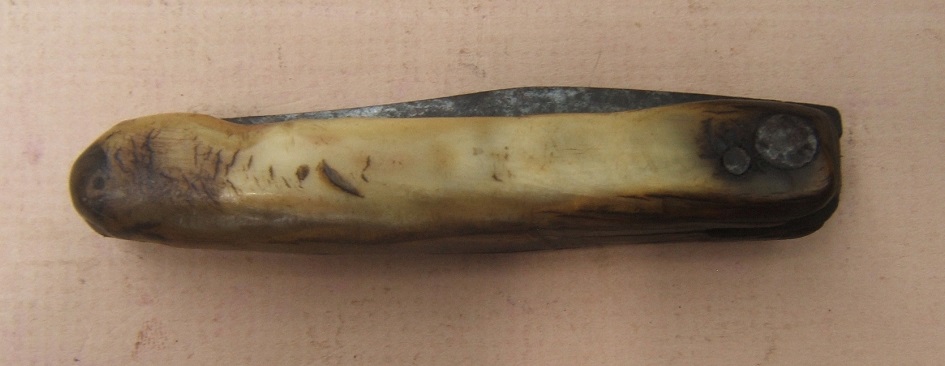 A VERY GOOD COLONIAL/AMERICAN REVOLUTIONARY WAR PERIOD AMERICAN FOLDING POCKET-KNIFE WITH CARVED COW-HORN GRIP, ca. 1760 view2