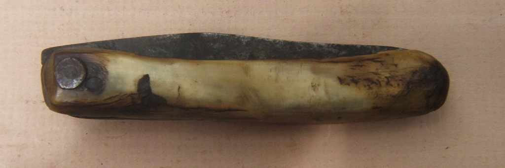 A VERY GOOD COLONIAL/AMERICAN REVOLUTIONARY WAR PERIOD AMERICAN FOLDING POCKET-KNIFE WITH CARVED COW-HORN GRIP, ca. 1760 view4