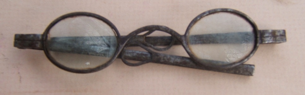 A FINE PAIR OF 18th CENTURY/AMERICAN REVOLUTIONARY WAR PERIOD IRON FRAME SPECTACLES, ca. 1770 view2