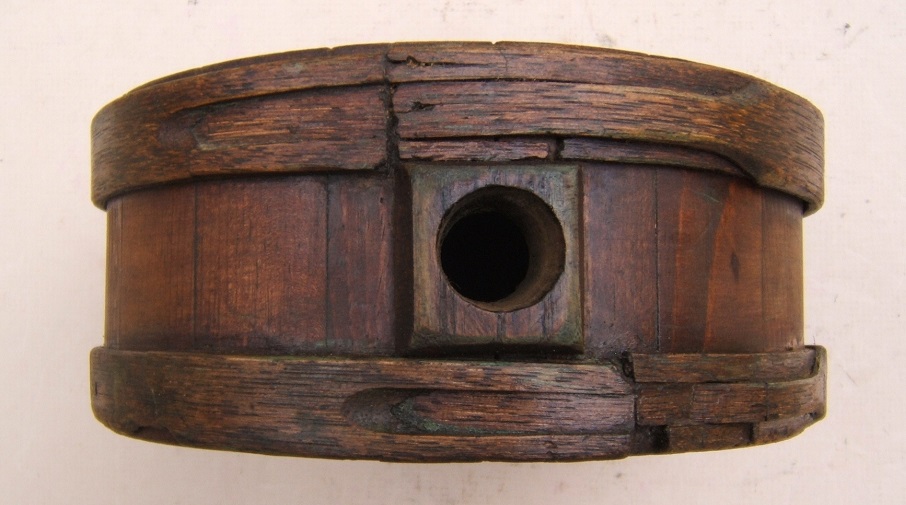 A VERY GOOD AMERICAN REVOLUTIONARY WAR PERIOD AMERICAN SOLDIER'S “CHEESEBOX TYPE” CANTEEN, ca. 1770 view 3