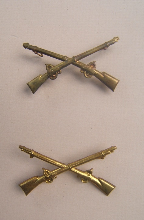 A VERY FINE PAIR OF AMERICAN INDIAN WAR PERIOD US MODEL 1872 CROSSED RIFLES INFANTRY INSIGNIA view1