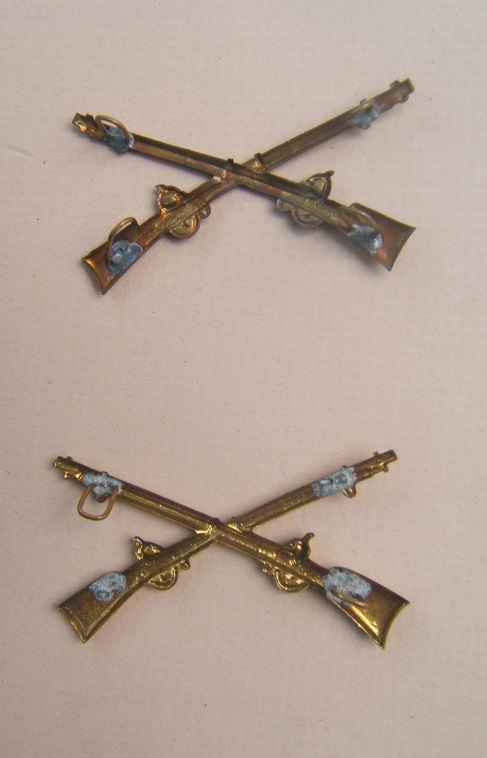 A VERY FINE PAIR OF AMERICAN INDIAN WAR PERIOD US MODEL 1872 CROSSED RIFLES INFANTRY INSIGNIA view2