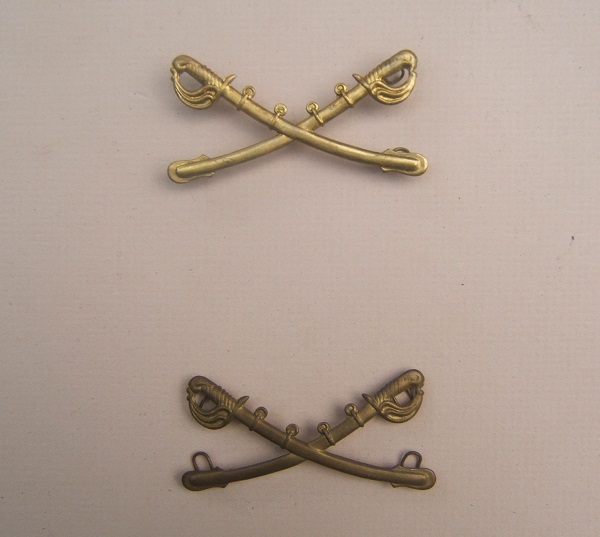 A VERY FINE PAIR OF AMERICAN INDIAN WAR PERIOD US MODEL 1872 CROSSED SABERS CAVALRY INSIGNIA view1