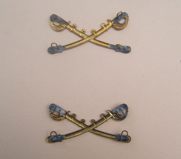 A VERY FINE PAIR OF AMERICAN INDIAN WAR PERIOD US MODEL 1872 CROSSED SABERS CAVALRY INSIGNIA view1