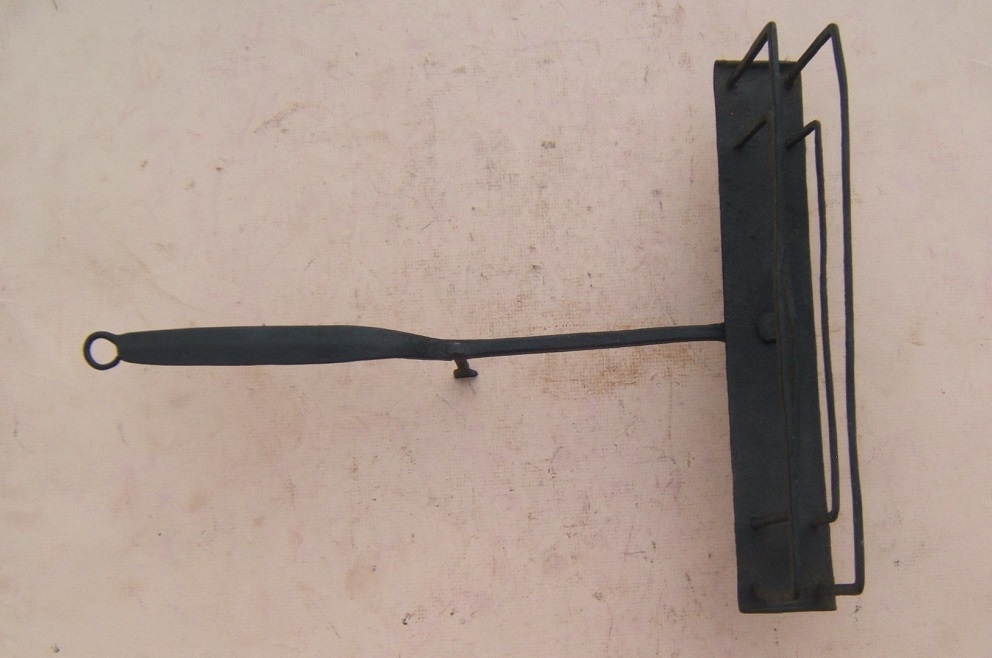 A VERY GOOD COLONIAL/AMERICAN REVOLUTIONARY WAR PERIOD WROUGHT IRON ROTATING/SWIVEL-TOASTER, ca. 1770 view2
