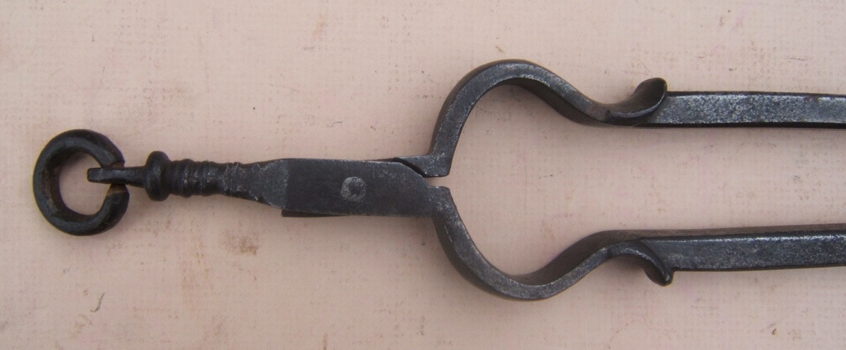 A FINE QUALITY PAIR OF AMERICAN REVOLUTIONARY WAR PERIOD SMALL-SIZE WROUGHT IRON FIREPLACE TONGS, ca. 1770-1800view2