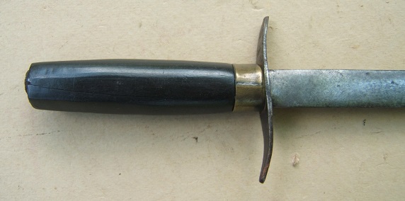 A FINE AMERICAN-MADE COLONIAL PERIOD BELT DAGGER/NAVAL DIRK WITH FACETED WOODEN GRIP, ca. 1770-1800 view 2