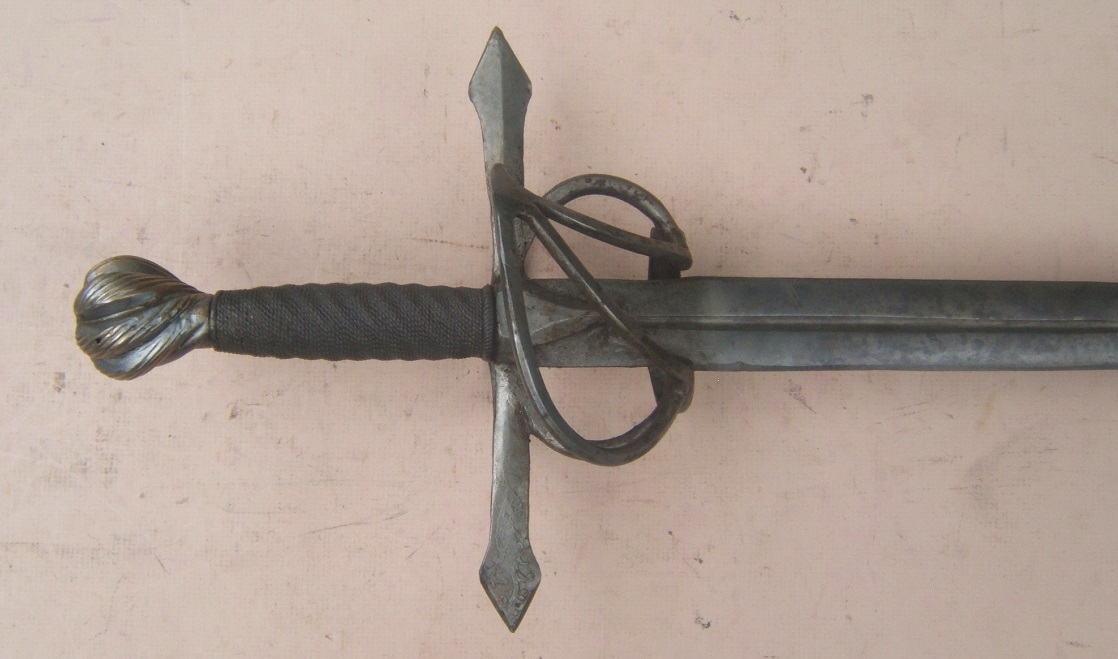 A VERY GOOD VICTORIAN PERIOD COPY OF A 16th CENTURY GERMAN KNIGHT'S BROADSWORD, ca. 1500/1900 view 4