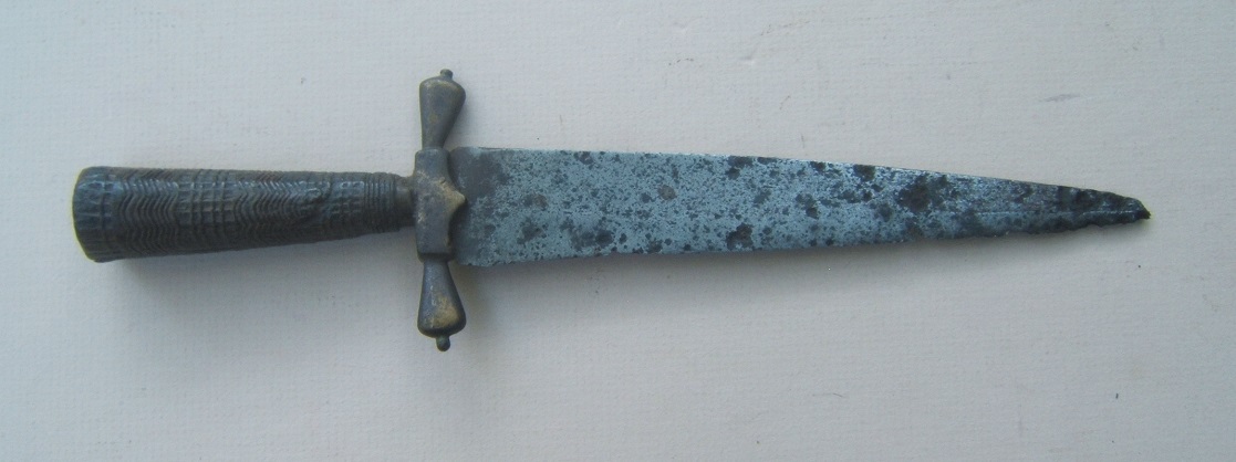 A VERY GOOD EARLY COLONIAL PERIOD 17TH-18TH CENTURY DUTCH/ENGLISH FIGHTING KNIFE-DAGGER, ca. 1680-1700 view 1