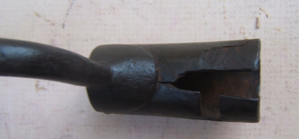 A VERY GOOD AMERICAN REVOLUTIONARY WAR PERIOD AMERICAN BLACKSMITH MADE COS MUSKET BAYONET, ca. 1770s view 3