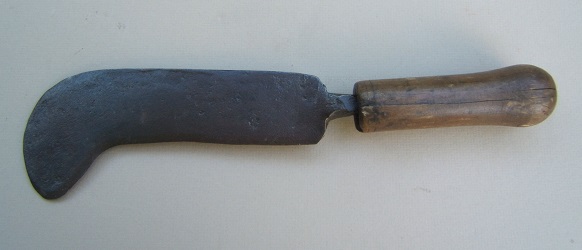 A VERY GOOD+ AMERICAN-MADE COLONIAL/REVOLUTIONARY WAR PERIOD FASCINE KNIFE WITH WOOD GRIP (FOUND IN CONNECTICUT), ca. 1770 view 1