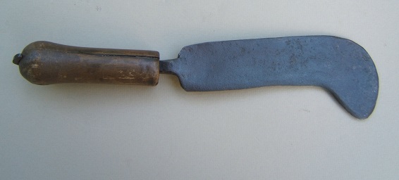 A VERY GOOD+ AMERICAN-MADE COLONIAL/REVOLUTIONARY WAR PERIOD FASCINE KNIFE WITH WOOD GRIP (FOUND IN CONNECTICUT), ca. 1770 view 2