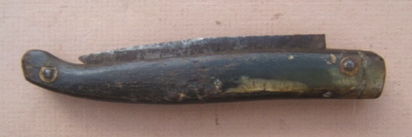 A VERY GOOD REVOLUTIONARY WAR PERIOD FOLDING POCKET-KNIFE WITH CARVED HORN GRIP, ca. 1770 view 2