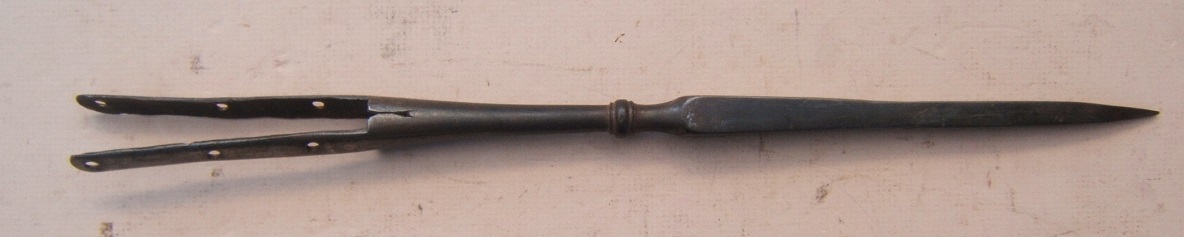 A FINE WAR OF 1812 ENGLISH/AMERICAN TYPE NAVAL PIKE HEAD, ca. 1780-1800 view 1