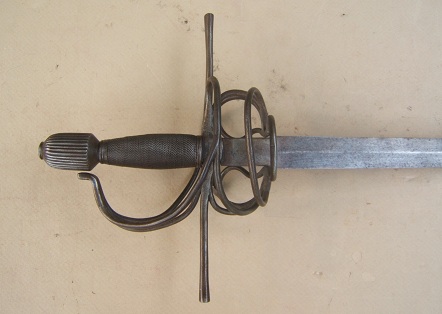 A LATE 16TH/EARLY 17th CENTURY (EARLY 30 YEARS WAR PERIOD) CENTRAL EUROPEAN {GERMAN?} SWEPT-HILT RAPIER, ca. 1590-1600 view 3